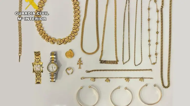 Material incautado a las dos mujeres.