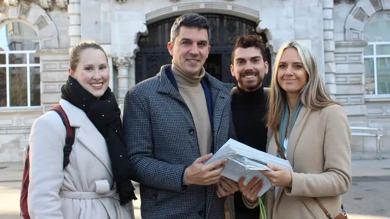 Presentaci&oacute;n de las firmas en el Consistorio de Santander.
