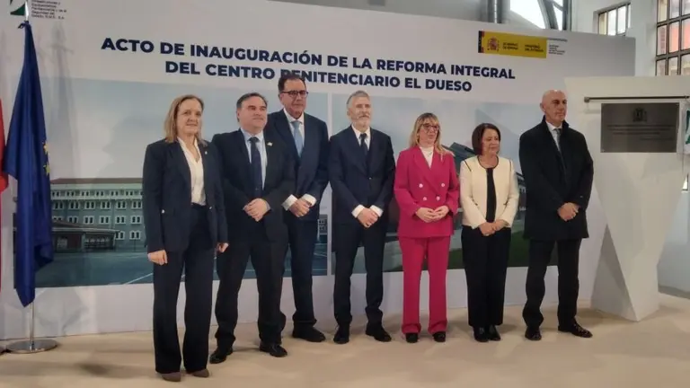 Autoridades políticas en el acto de inauguración en El Dueso. R.A.