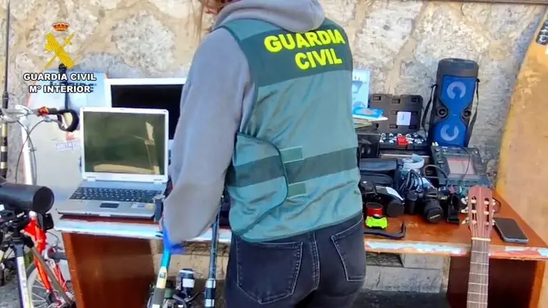 Los agentes detuvieron a dos hombres por el posible robo en 11 viviendas.