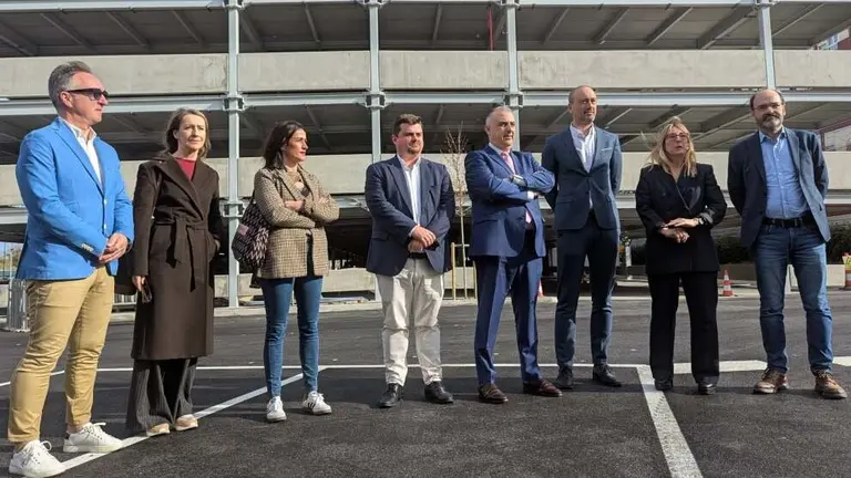 Las autoridades políticas en la visita al aparcamiento de La Carmencita.