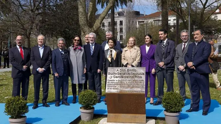 Autoridades en el acto de la Plaza Bot&iacute;n.
