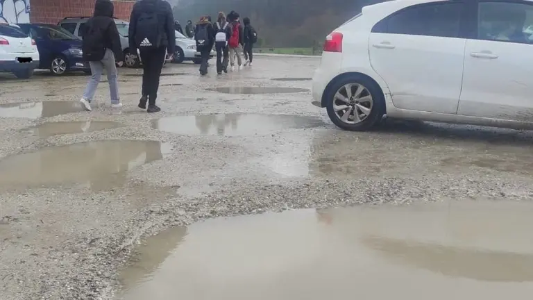 Estado del aparcamiento en un día de lluvia.