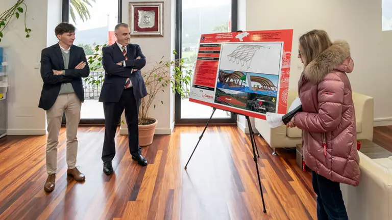 Presentación del proyecto en Castañeda.

El consejero de Fomento, Vivienda, Ordenación del Territorio y Medio Ambiente, Roberto Media, presenta el proyecto para la construcción y cubrimiento de parque infantil en Castañeda.