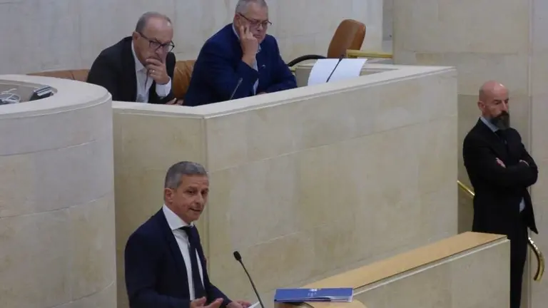 Mario Iglesias en el Parlamento. R.A.