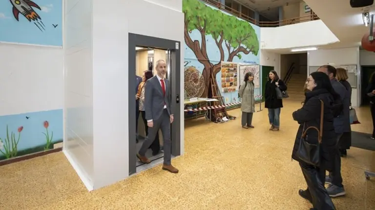 El consejero de Educación, Sergio Silva, en el colegio.