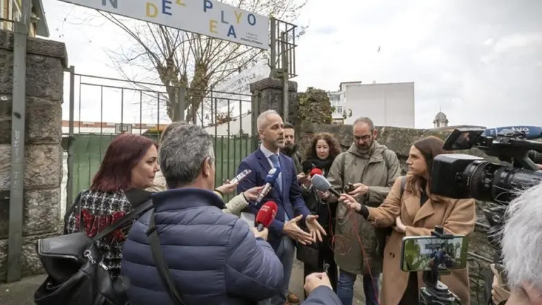 Visita del consejero de Educaci&oacute;n, Sergio Silva, al colegio en Santander.