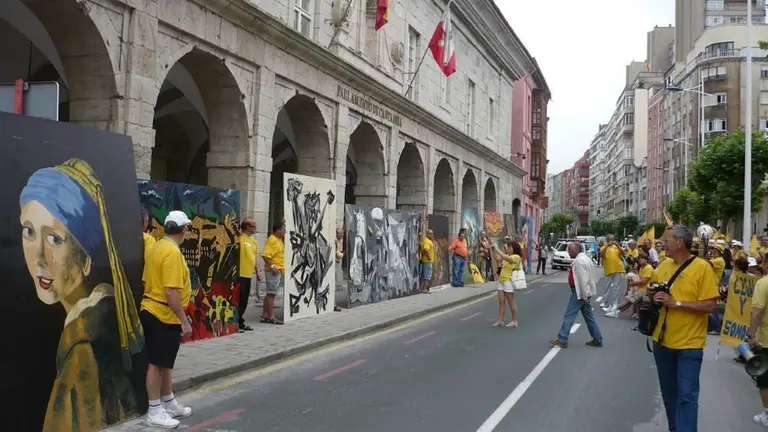 Movilizaci&oacute;n de la AMA frente al Parlamento de Cantabria. R.A.