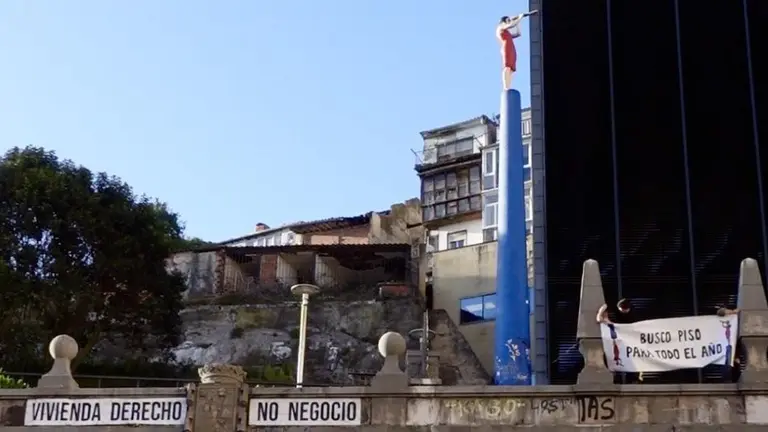 Protesta ante la Consejería de Vivienda.