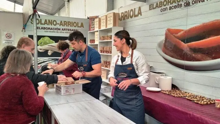 Expositor de una conservera en la Feria. R.A.