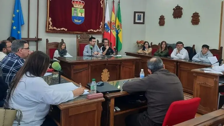 Concejales en el Pleno de Colindres.