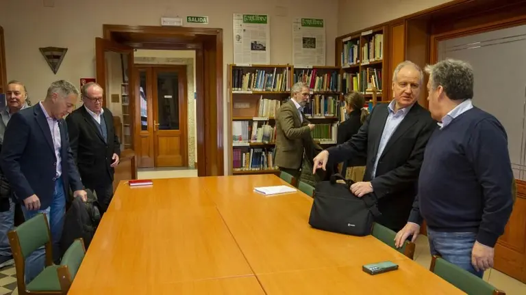 Reuni&oacute;n del consejero de Industria y los alcaldes.