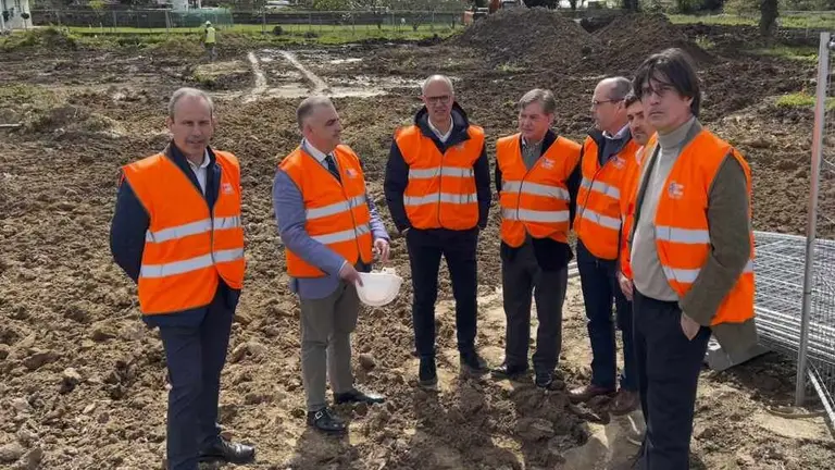 Visita a las viviendas de Escalante.
