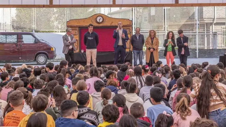 Inauguración de las obras de la pista cubierta en el colegio de Torrelavega.