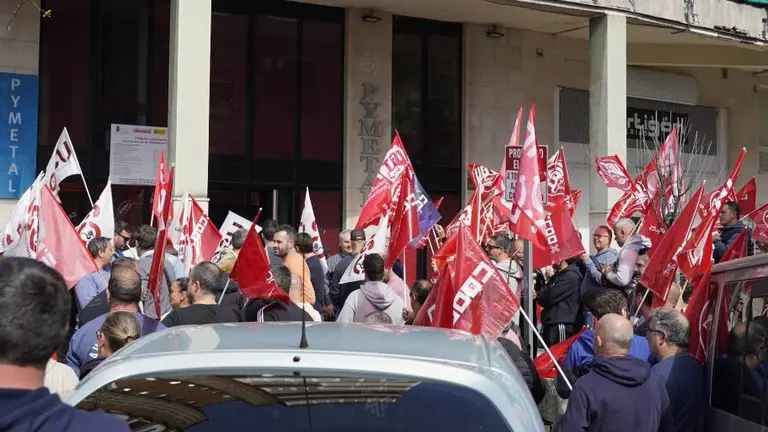 Concentraci&oacute;n de los afectados frente a Pymental.