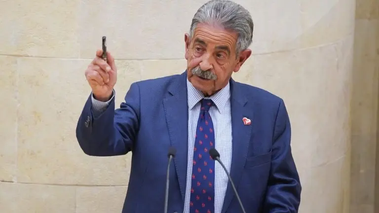Miguel Ángel Revilla en el Parlamento de Cantabria.