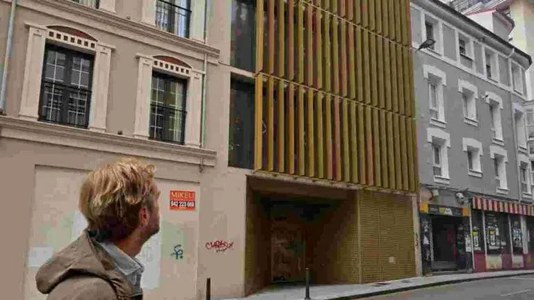 Felipe Pi&ntilde;a junto el edificio abandonado.