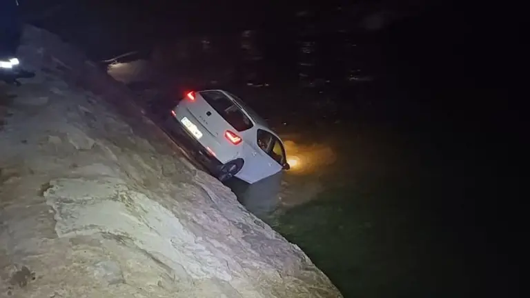 El veh&iacute;culo en el terrapl&eacute;n en la playa.