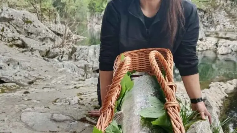La pescadora con el ejemplar de salm&oacute;n.