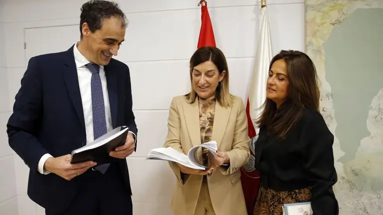 Reunión entre los políticos para abordar los proyectos en Alfoz de Lloredo.