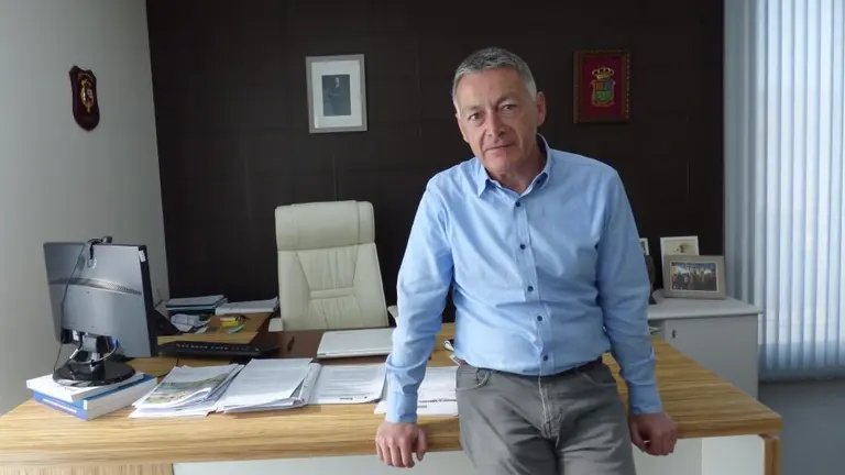 El alcalde de Campoo de Enmedio, Pedro Manuel Martínez (PP), en su despacho del Ayuntamiento. R.A.
