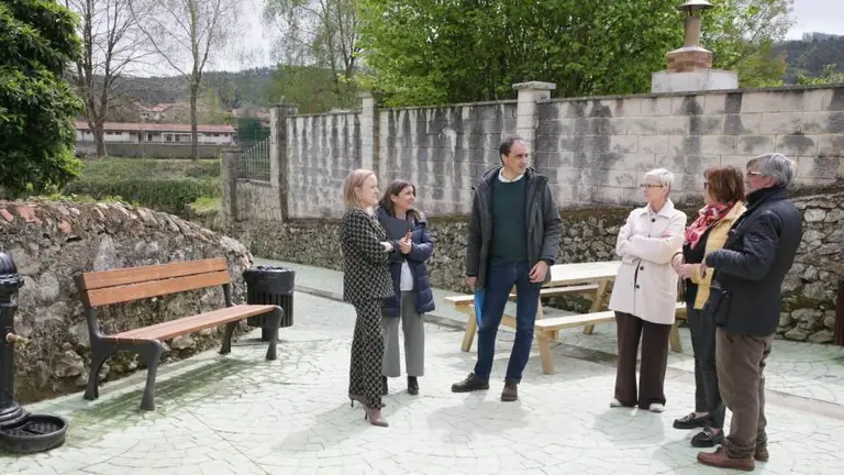 Las autoridades políticas en el área de descanso.