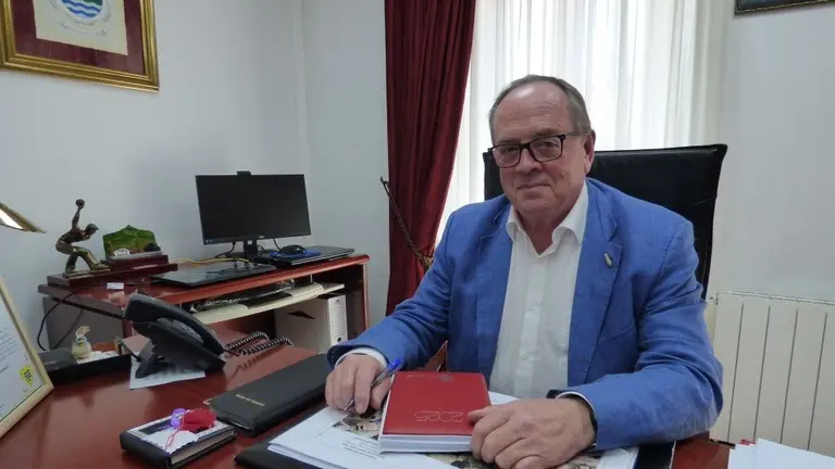 El alcalde de Campoo de Yuso, Eduardo Ortiz (PRC), ilusionado con el campo de regatas en el embalse del Ebro. R.A.
