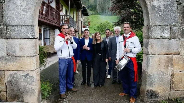 Las autoridades políticas en el momento de conceder el premio.