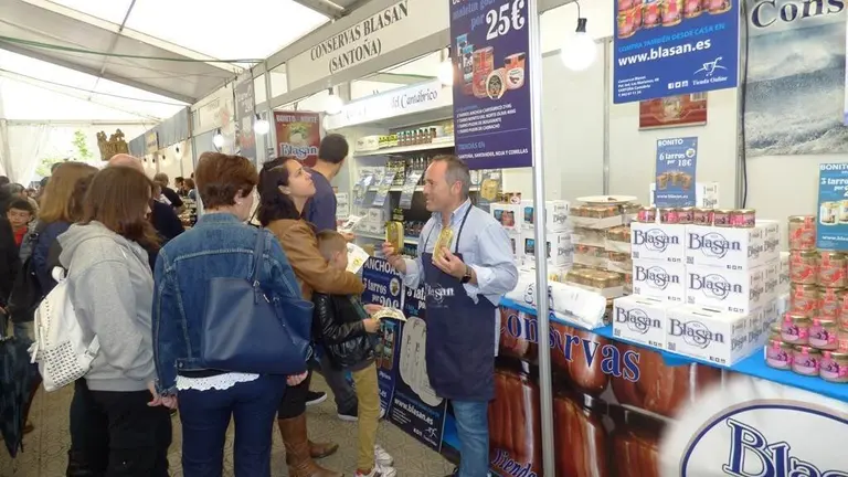 Expositor de la conservera Blas&aacute;n en la Feria en Santo&ntilde;a. R.A.
