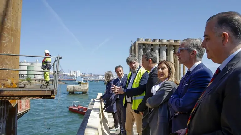 Visita de las autoridades pol&iacute;ticas a las obras del Muelle nueve.
