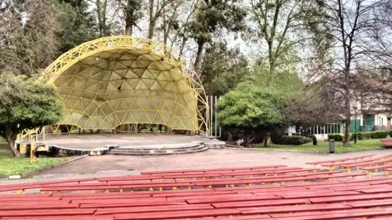 Escenario en un parque de Torrelavega. R.A.