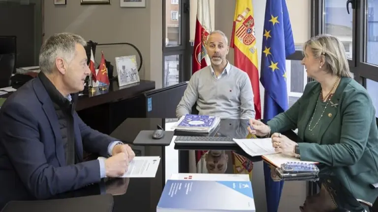 Reunión entre el consejero de Educación y el alcalde de Campoo de Enmedio..