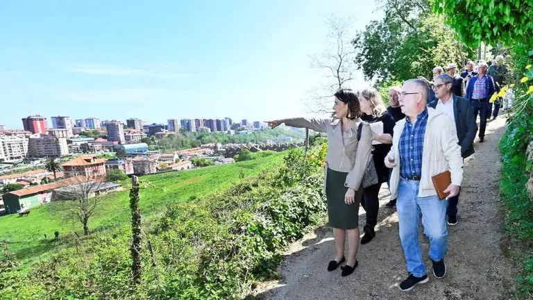 Visita de la alcaldesa de Santander, Gema Igual, al entorno de la Pe&ntilde;a de Pe&ntilde;acastillo.