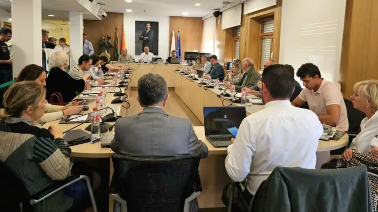 Concejales y público en el Pleno de Torrelavega.