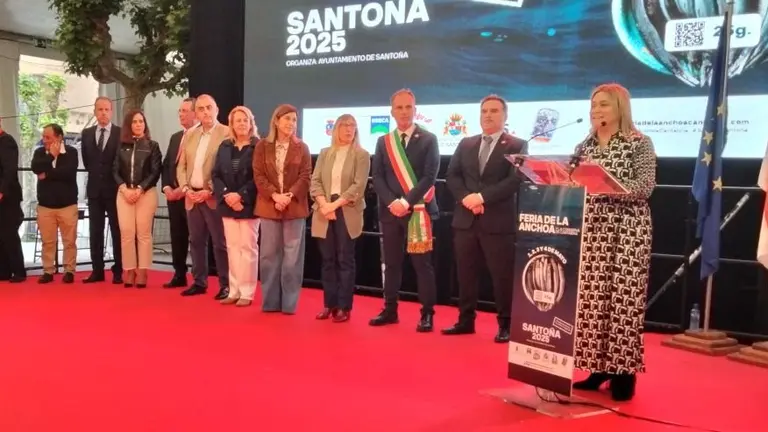 Autoridades pol&iacute;ticas en el acto de inauguraci&oacute;n de la Feria. R.A.