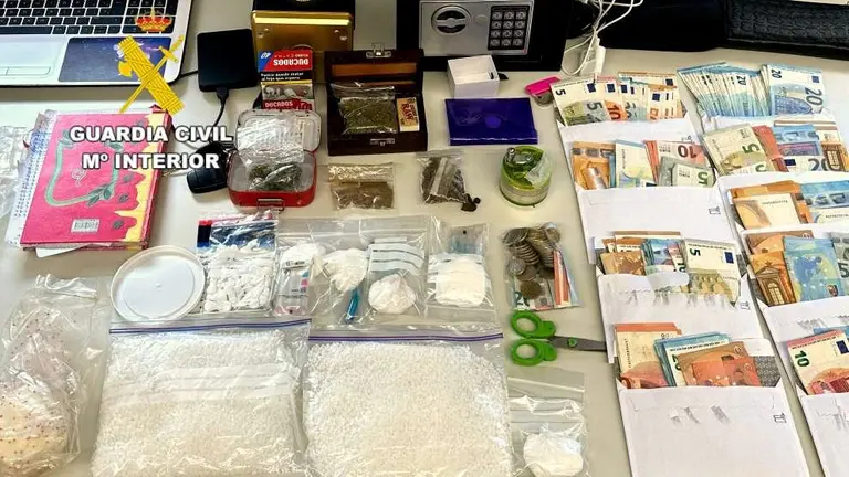 Material incautado por la Guardia Civil.