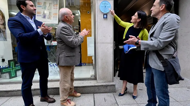 Descubrimiento de la placa ilustres en honor al Jos&eacute; Estra&ntilde;i.