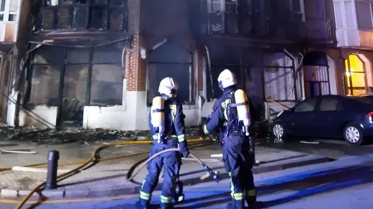 Edificio afectado por el incendio en Santoña.