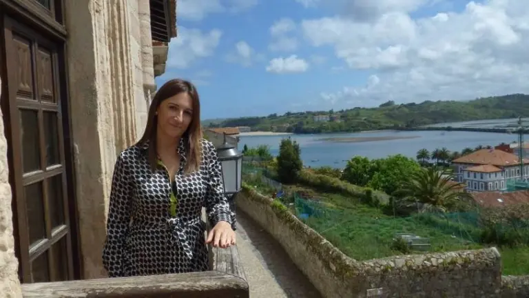 La alcaldesa Charo Urquiza (PSOE) en el balcón del Ayuntamiento de San Vicente. R.A.
