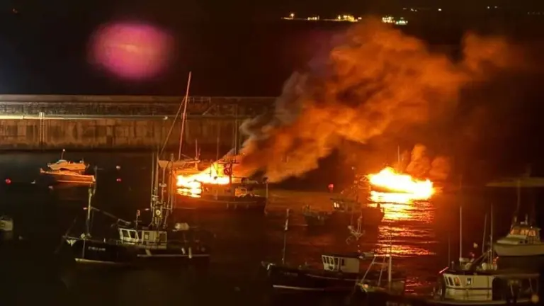 Incendio en las embarcaciones en Castro Urdiales.