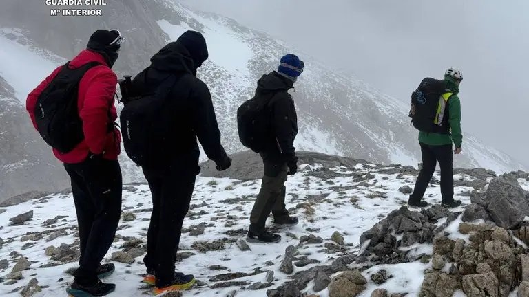 Un momento del rescate de los tres jóvenes.