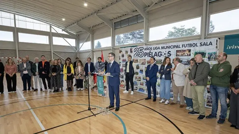 Un momento de la inauguración de las obras en el pabellón de Arce.