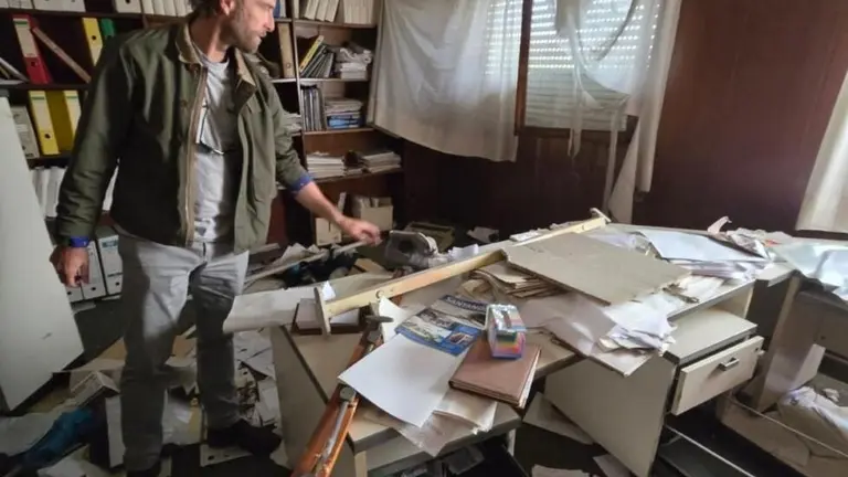 El portavoz del PRC, Felipe Pi&ntilde;a, visita las cocheras del TUS.