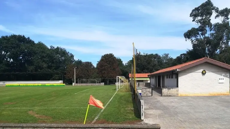 Campo de fútbol de Novales, en Alfoz de Lloreda. R.A.