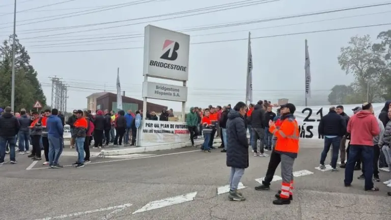 Trabajadores en la huelga de Bridgestone.