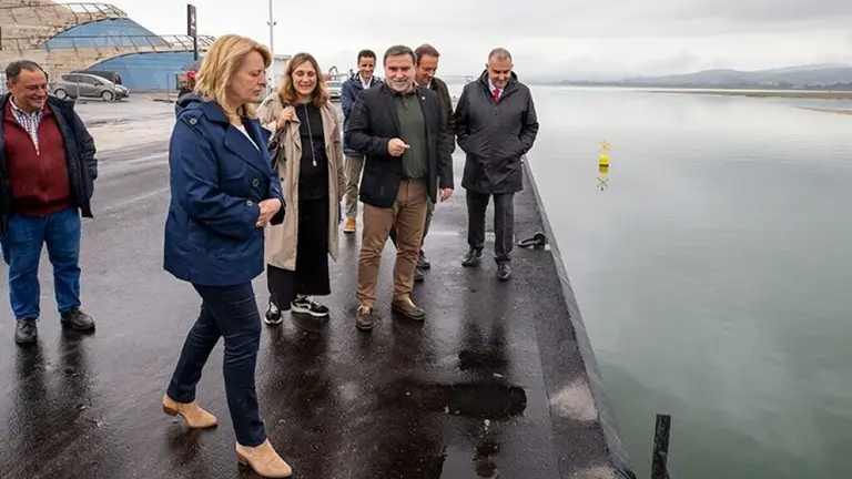 Las autoridades políticas visitaron el estado de las obras en el puerto pesquero de Santoña.