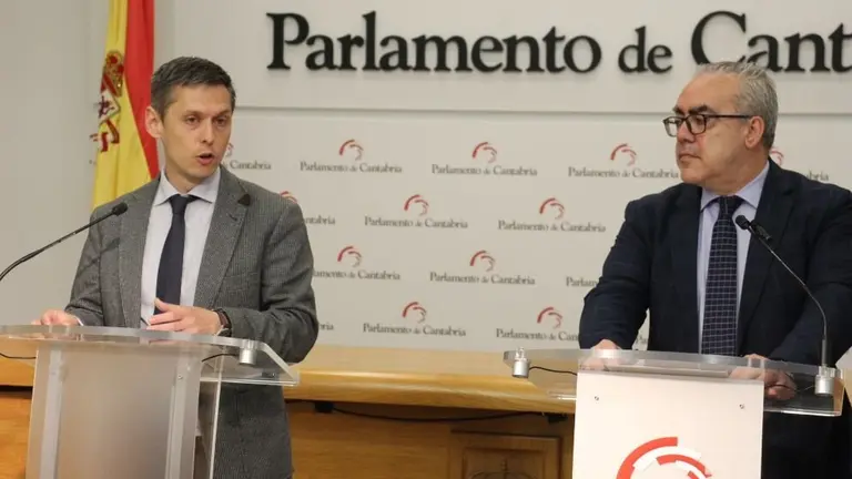 Mario Iglesias,  a la izquierda, junto a Pedro Hernando en la rueda de prensa..