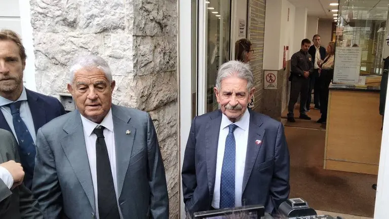 Revilla entra al Juzgado acompañado de su abogado y Felipe Piña.