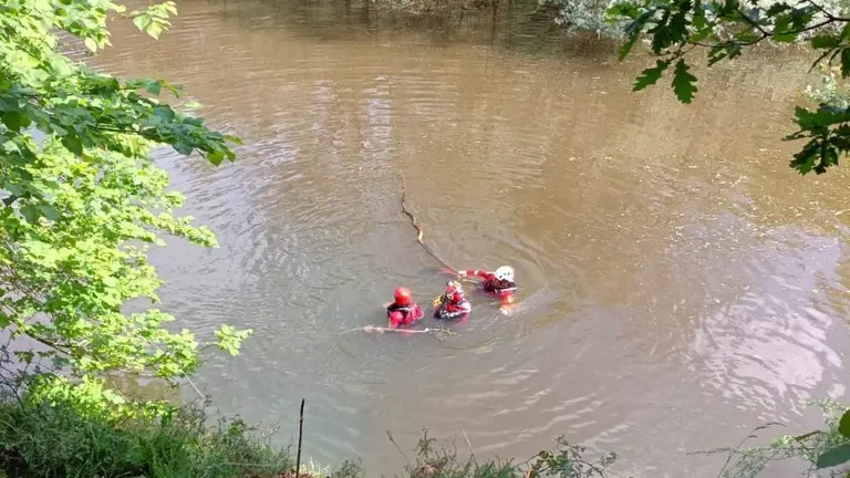 Efectivos de emergencias en el embalse de Palombera.