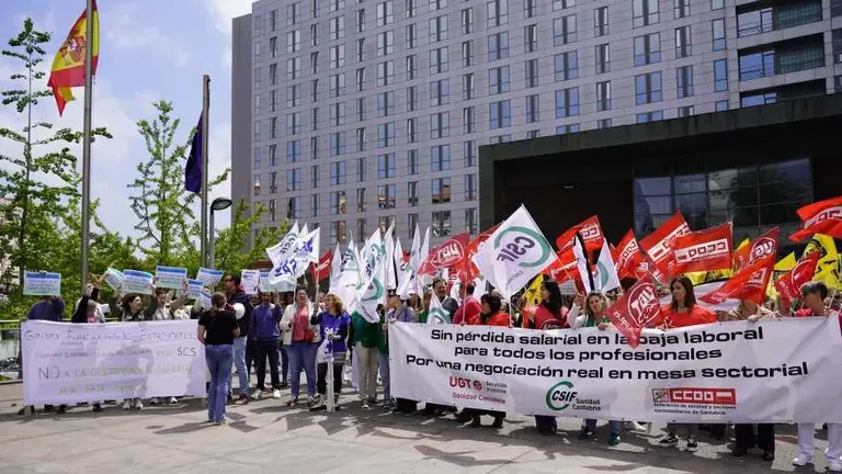 Profesionales sanitarios en la concentración en el Hospital Universitario Marqués de Valdecilla.